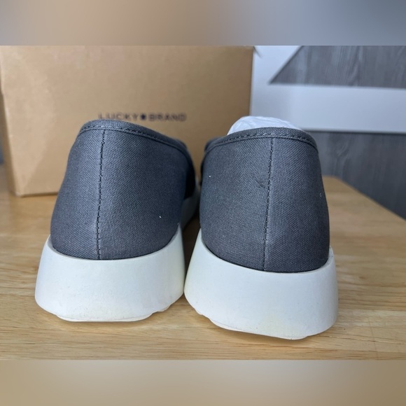 S06. NWT Lucky Brand Gimmony Slip On Sneaker Castle Rock Grey 10M - Picture 4 of 7